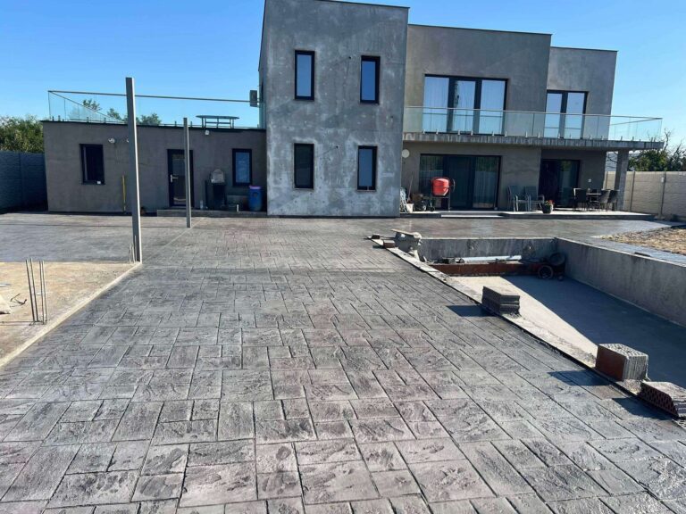 Contact beton amprentat Etapă de execuție a unei lucrări de beton amprentat – amprentare profesională pentru rezultate premium.