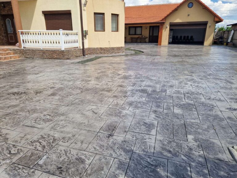 Contact beton amprentat Etapă de execuție a unei lucrări de beton amprentat – amprentare profesională pentru rezultate premium.