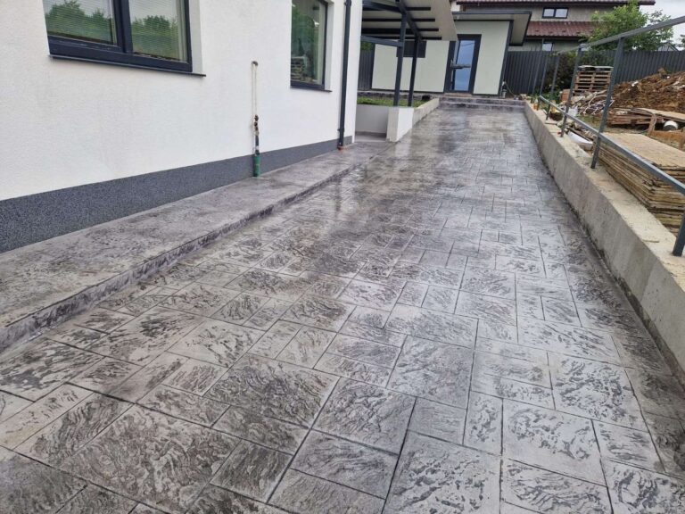 Contact beton amprentat Etapă de execuție a unei lucrări de beton amprentat – amprentare profesională pentru rezultate premium.