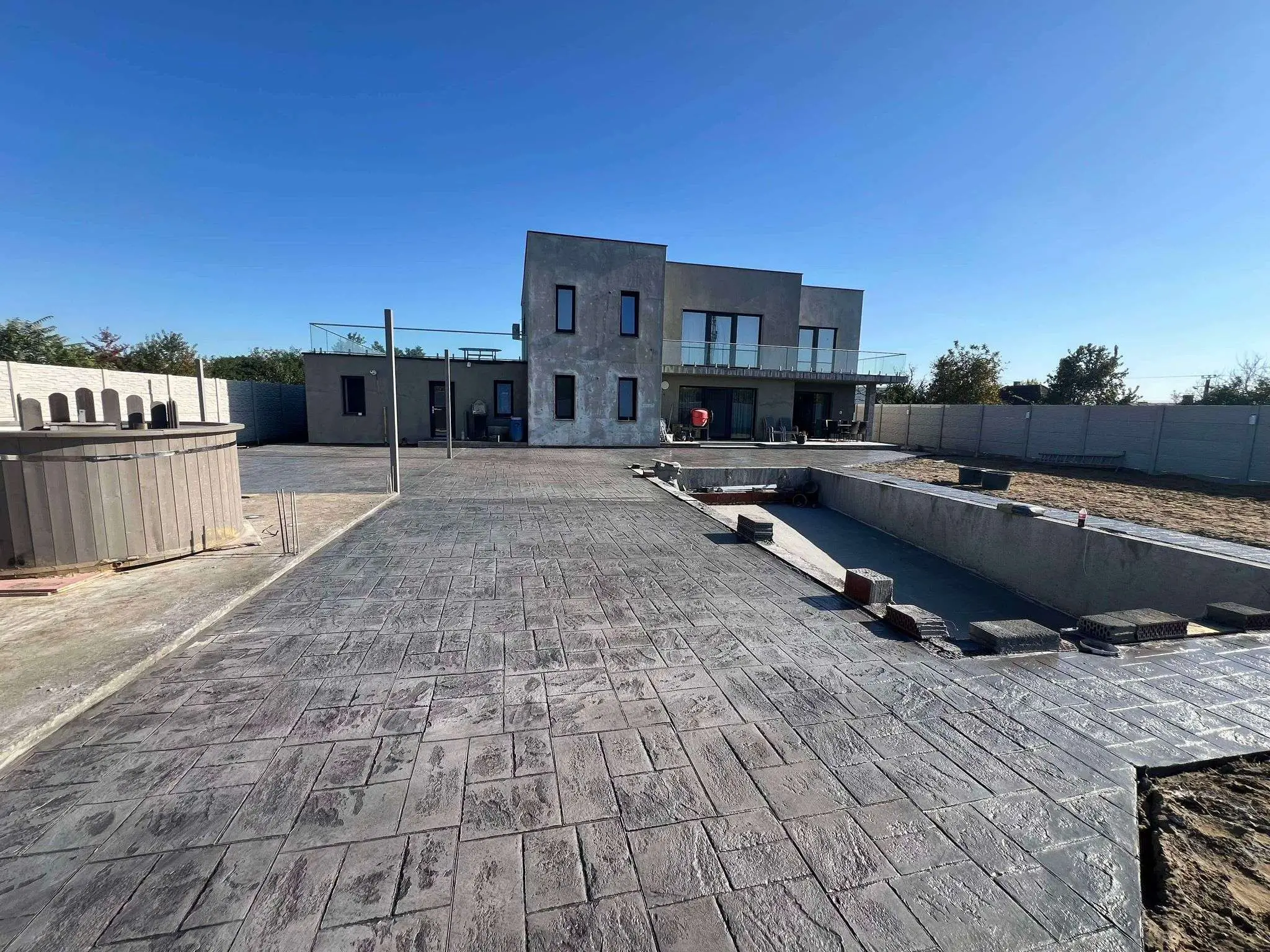 Lucrare beton amprentat curte Targoviste